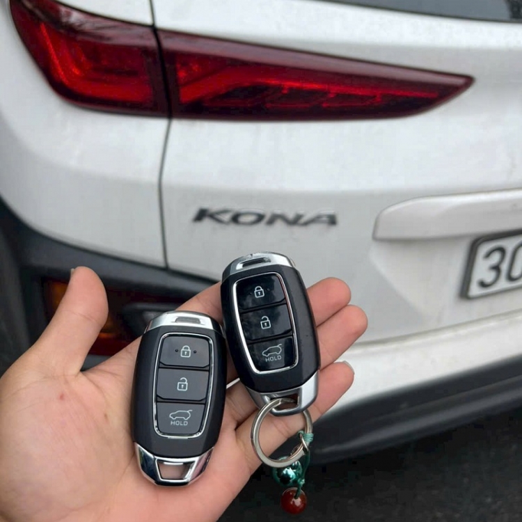 Quên chìa khóa trong xe ô tô phải làm sao? Cách mở cửa xe mà không cần chìa khóa?